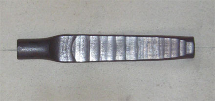 I try to get the taper even, that way the fishtail will end up to be a nice gradual taper. The full thickness
of the steel is left on the end that will be the edge (to the right) because it will end up being the widest part of the blade.