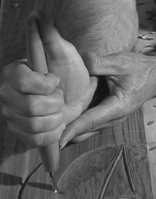 2 MB video clip showing Tip Bent Knife carving