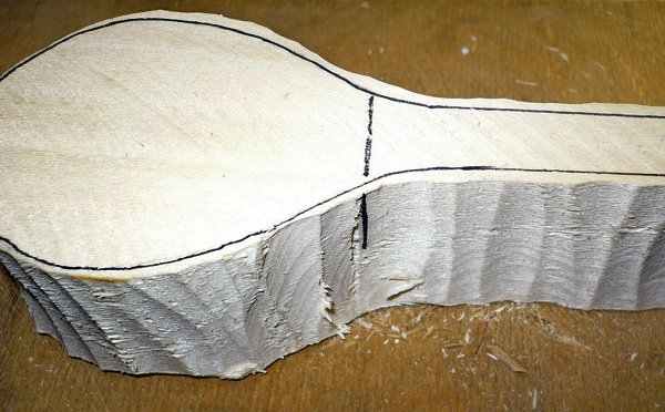 tracing shape of spoon to be carved